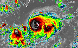 蘇拉養精蓄銳「挑戰強颱」！持續轉圈打轉網笑：整個像酒駕一樣