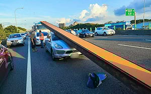 10幾噸H型鋼梁壓車頂駕駛輕傷 網友嘖嘖稱奇中樂透必買