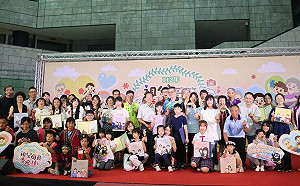 高雄市慶祝祖父母節   10組溫馨家庭榮獲「祖孫金像獎」