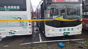 疑未拉手煞車釀禍 客運司機遭車體夾困送醫急救