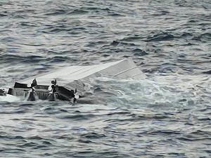 澎湖遊艇東吉海域進水翻覆 船上4人獲救
