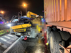 五堵交流道2車相撞 拖吊車駕駛受困死亡