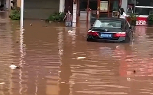 (影) 受對流雲團影響 湖南、浙江多處暴雨成災 水深及腰