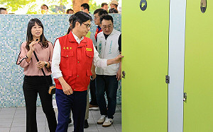 開學前陳其邁到校關心校園登革熱防治整備工作