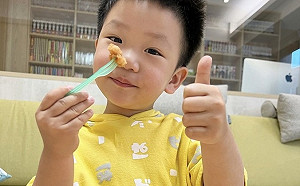 蔡波能吃咖哩「太燙狂吹」！網笑：要變口水飯了