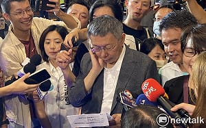 柯文哲台下站近半小時聽「郭台銘凍蒜」 柯郭幕僚就到場時間隔空交火