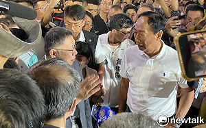 演很大？柯文哲罰站25分等郭董 他指：裝可憐！要傳達沒有「郭柯合」