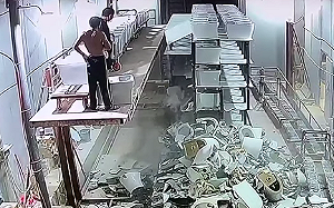 (影) 貨架「骨牌式倒塌」！為搬一馬桶 廣東工人不慎將整排全摔碎