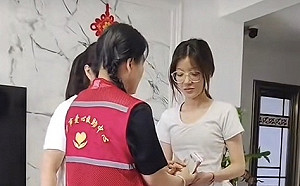 她哪裡貧困了？ 受救助女學生家中奢華 還戴金鐲、用香檳金手機、頻果手錶