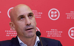 撐不下去 終於辭了!  突然強吻女選手 西班牙足協主席頂不住壓力請辭