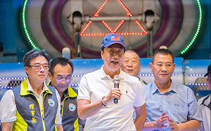 郭台銘宣布角逐大位先遇柯文哲　他為何「罰站」25分鐘？三隻小豬「咖啡之約」遙遙無期？