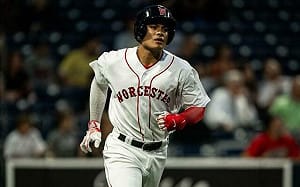 張育成3A敲二壘打  守備與跑者相撞傷退