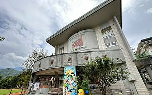 校舍「歪樓」了？六龜龍興國小換個角度成打卡熱點