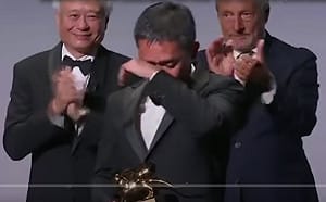 梁朝偉奪「終身成就」金獅獎激動落淚！劉嘉玲出席更貼兩人放閃照 未受緋聞影響 