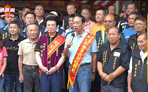 郭台銘參拜義民廟 藍中常委范成連同框 林光華：一定支持賴清德