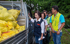 沒放颱風假 宜蘭民眾被吹到田裡  怒喊：縣長，妳起床了嗎？