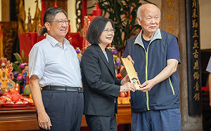 蔡英文出席義民節祭祀 獲贈平安符祝福出訪順利 