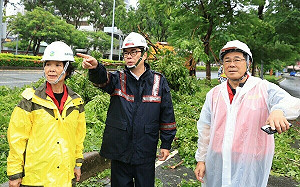 高雄樹倒逾500件即時處理 陳其邁慰問第一線工作人員