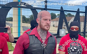 (影) 散播仇恨主義！美極右派「血族」迪士尼外遊行 持「卍字旗」行納粹禮