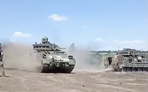 （影）自相殘殺？烏軍「布雷德利」訓練場中突朝友軍開火 同袍急閃避