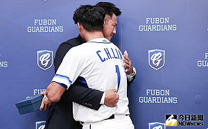 高國輝與林哲瑄深情相擁　見他落淚跟著淚崩