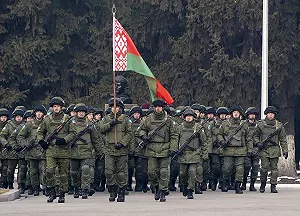 (影) 波蘭趁機想幹嘛? 不斷增購軍武、戰車也上運輸架 白俄嚇壞邊境囤重兵