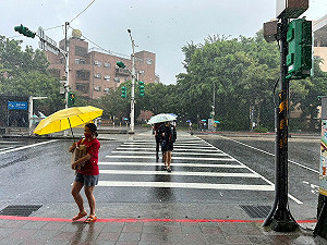 記得帶傘!滯留鋒徘徊  專家曝:雨彈午後持續開炸
