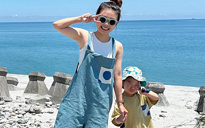 蔡波能大太陽陪二伯拍照「眼睛張不開」 網笑：看起來超無奈