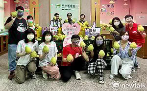 挺農民助弱勢 陳昆和捐贈家扶5千斤文旦傳遞暖流