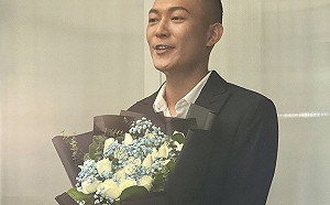 爆求婚穩交3年女友歐菈！鳳梨搞笑「捧斗」：都差不多是墳墓