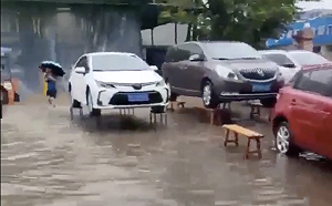 （影）這是花了150億治水的海綿城市? 暴雨襲廣東 居民洪水划龍舟苦中作樂遭禁播