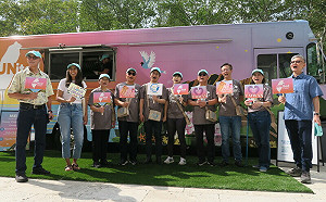 紐約台灣入聯遊行水陸並進 駐處宣傳車助陣