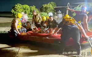 嘉義暴雨釀2死 中和交流道附近兩人疑受困廂型車內遭滅頂活活溺斃