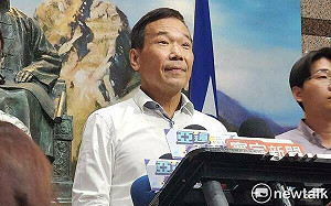 遭控收20萬  黃珊珊轟鍾小平「含沙射影」  他反擊：是沙子跑到妳眼睛好嗎！ 