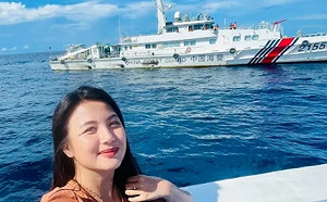 用水砲幫她「卸妝」? 菲美女記者現場報導仁愛礁對峙 中媒嗆 : 要讓她「長長記性」