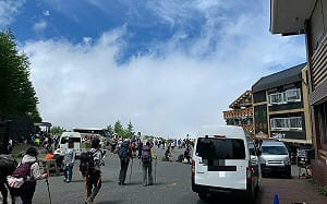 富士山擠爆了! 400萬遊客造訪「過度旅遊」 官員直喊：山在痛苦尖叫!