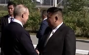 四年半不見！金正恩與普丁再次握手 料將討論向俄提供武器
