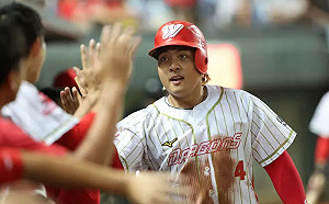 吉力吉撈鞏冠三壘安打發威！味全龍險勝兄弟