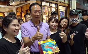 郭台銘逛嘉義文化路夜市 民眾高喊「總統好」