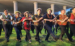 賴副總統參加屏東「收穫拿麼多」 與千人圍舞同歡