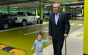 譚德塞跛腳！牽小孫女亮相 奧委主席親自陪跑復健