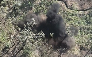 (影) 俄軍躲戰壕 大砲打不著! 烏軍用無人機丟炸彈轟出俄兵 砲兵再精準收拾