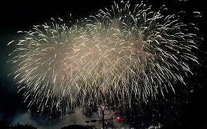 台中中央公園試放國慶焰火 民眾搶先目睹5分鐘1500發