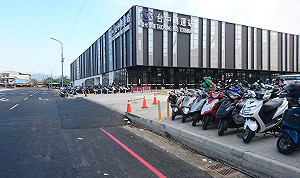 國道客運違規設斜坡道 中市府裁處3萬限期改善