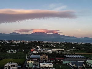 美呆了！屏東大武山頂出現猶如奶泡「莢狀雲」