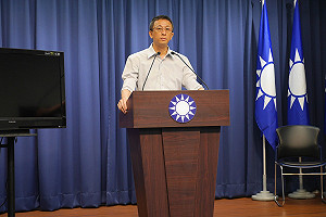 高喊政治退出校園又設駐校代表  藍批綠雙重標準