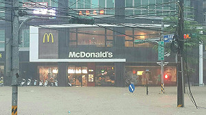 [快訊] 基隆幼兒園水淹二樓 師生三樓逃命