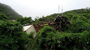 大貨車不敵雷雨轟炸    翻落3米深邊坡