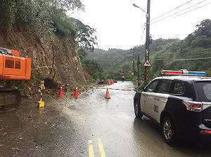 中部間歇性大雨  和平道路坍方
