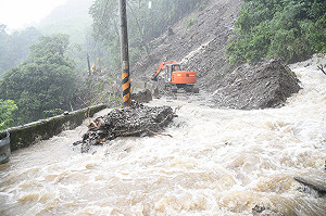 多處橋樑路基掏空  南投山區搶修阻斷運輸